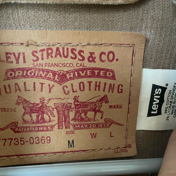 Tan Levi’s corduroy jacket with faux fur - Picture 2 of 4